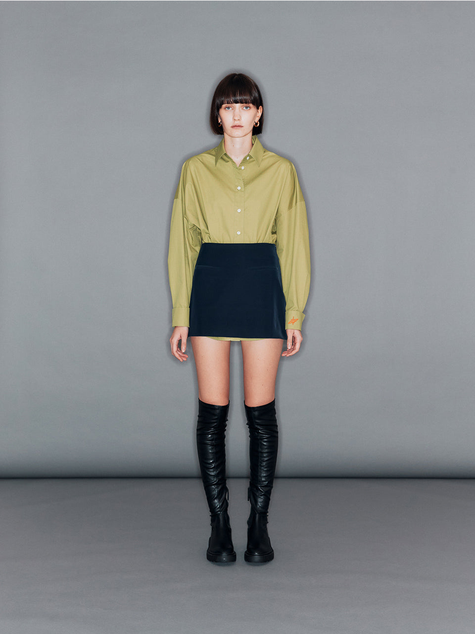 ARIK アリク ダークネイビー フェイクレザーミニスカート 着用モデル 正面全身