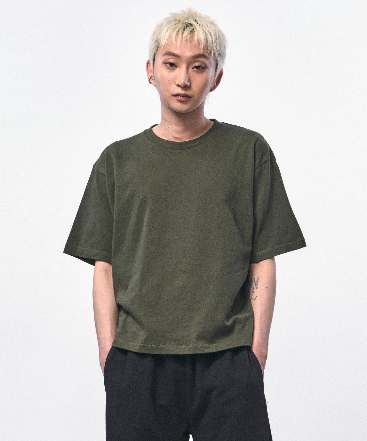 c wear メンズ クロップドtシャツ カーキ 全身フロントカット