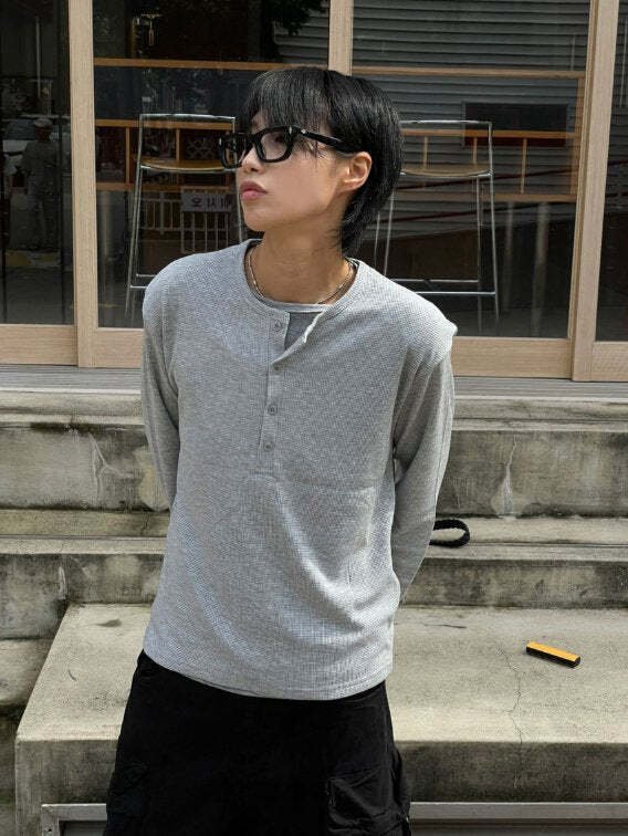 平日夜の街、週末の朝、そして雨上がりの帰り道。—季節の変わり目は“ヘンリーネックT”でちょうど良くなる