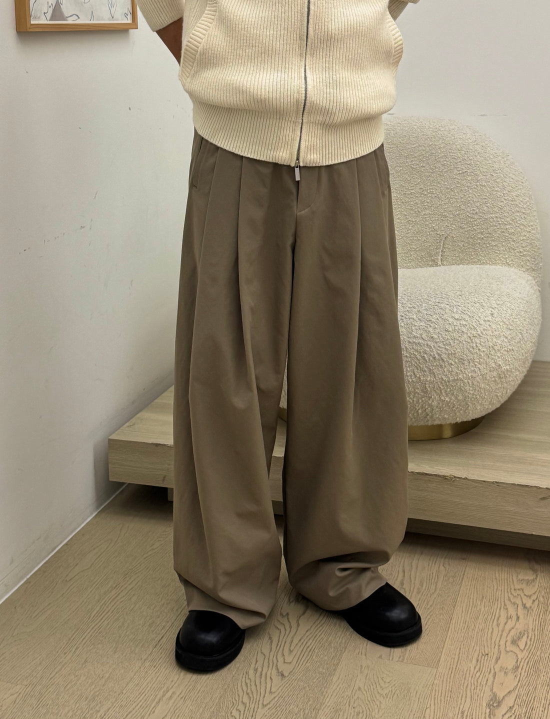 ワイドパンツ メンズ 秋、シルエットで選ぶ。ストレートからバレル、バルーンまで韓国の6型。