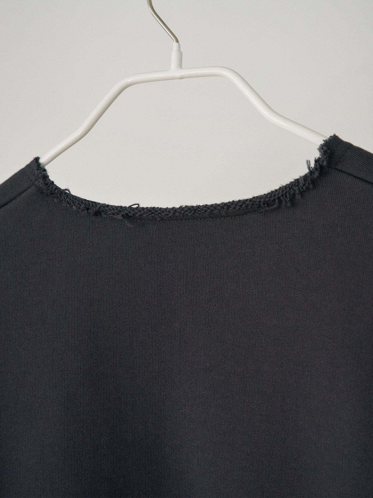 MARAN Raw Edge Sweatshirt - Charcoal 商品画像18/19