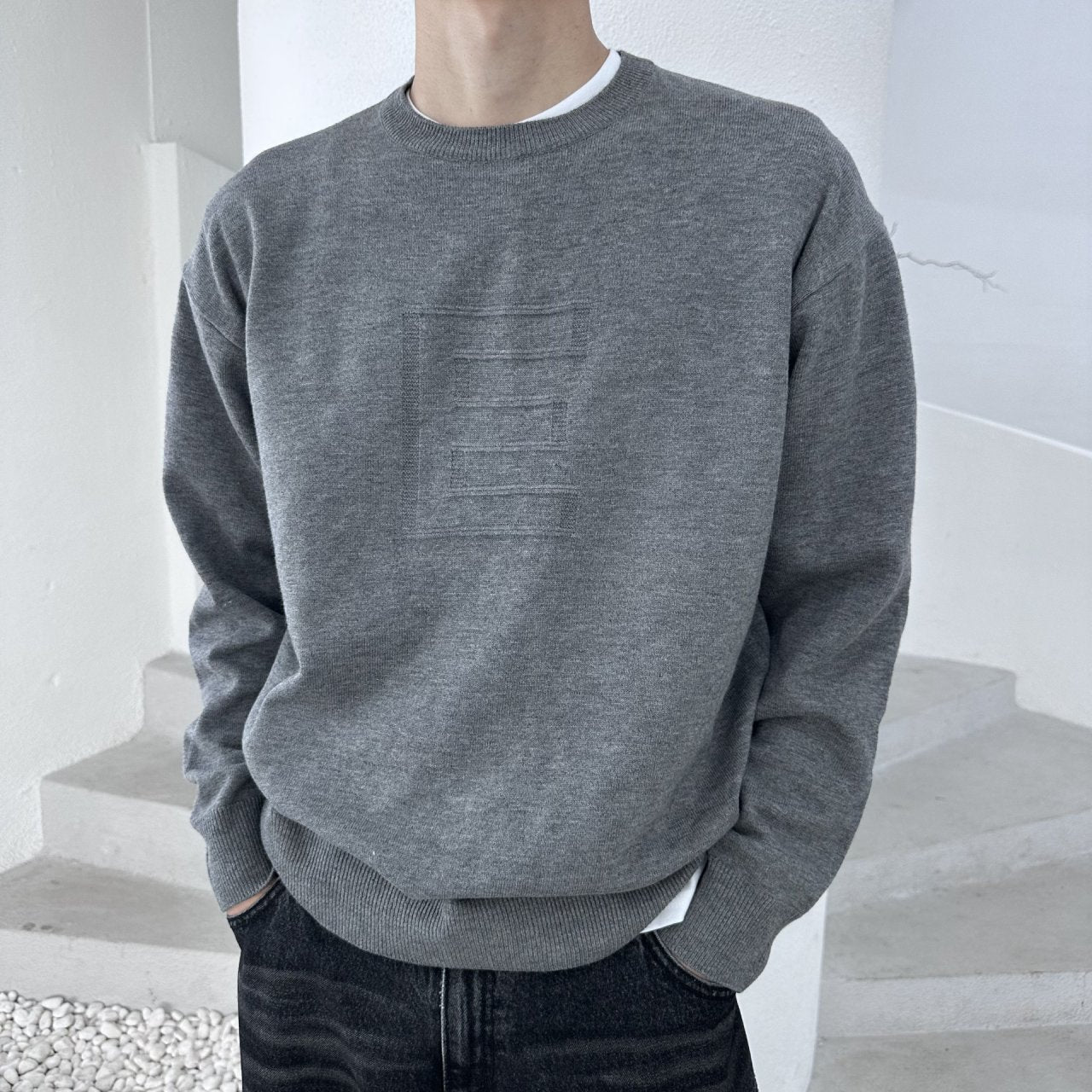 エンボスロゴベーシックラウンドニット チャコール