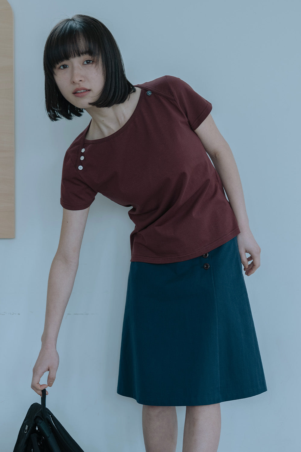 DOT BUTTON T-SHIRT- BURGUNDY