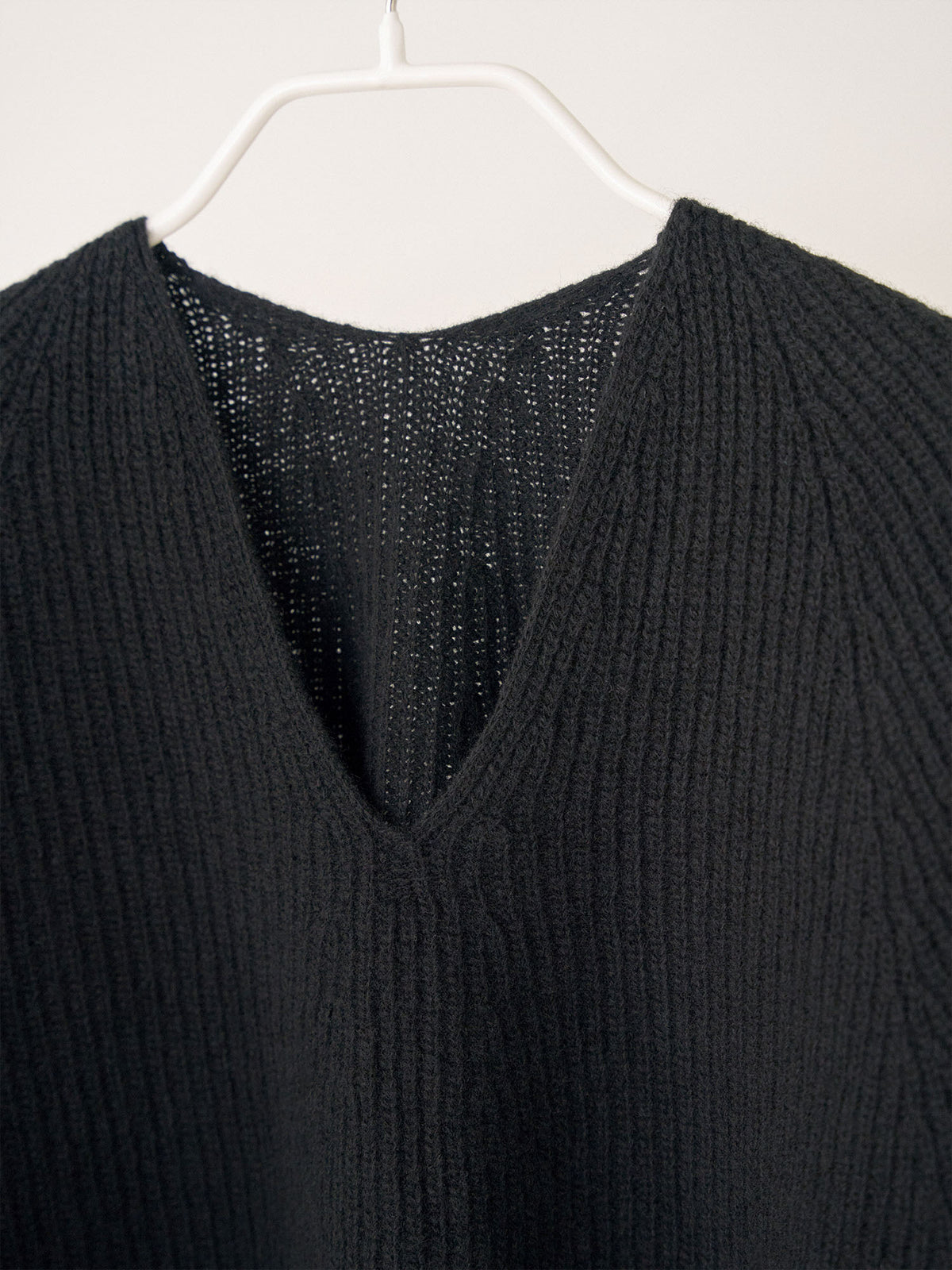 MARAN Wool V-neck Raglan Pullover - Black 商品画像17/19