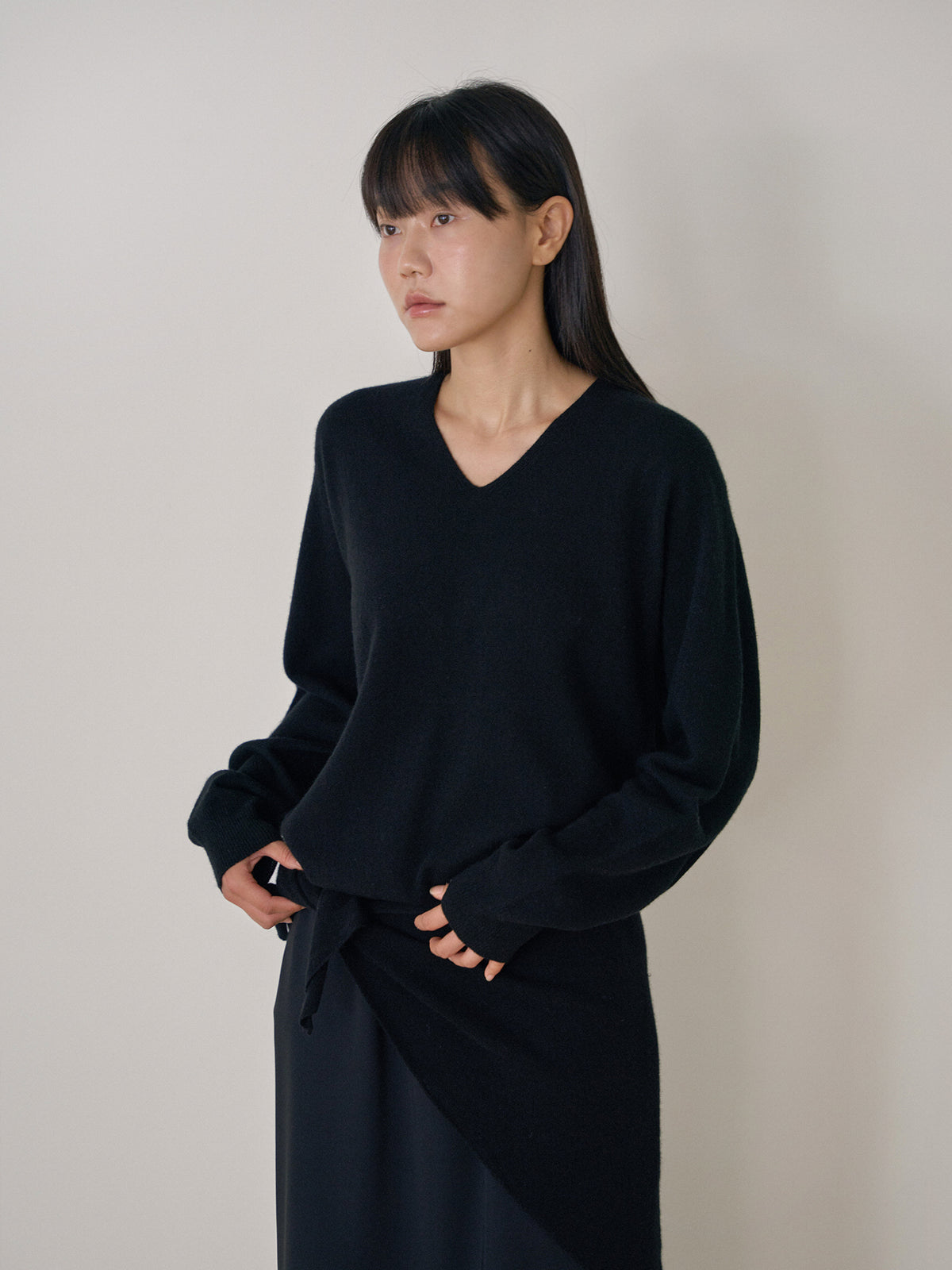 Cashmere Blend V-neck Pullover - Black 2