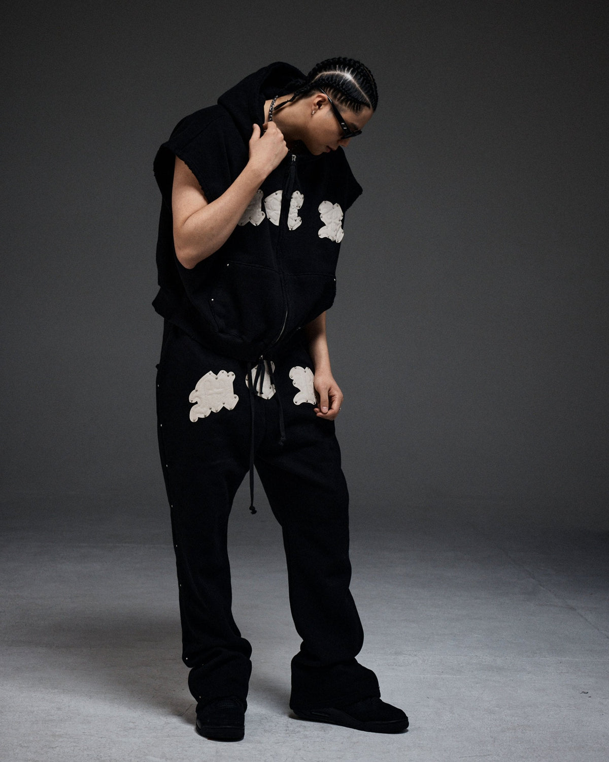 M.C.R. code stud zip-up vest HD BK