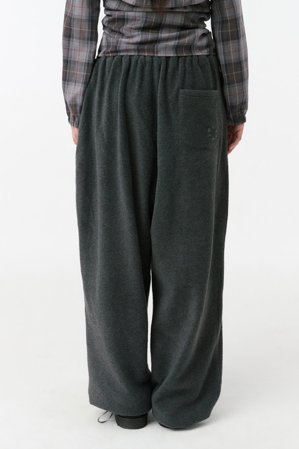SIGNATURE EMBROIDERY FLEECE PANTS, CHARCOAL