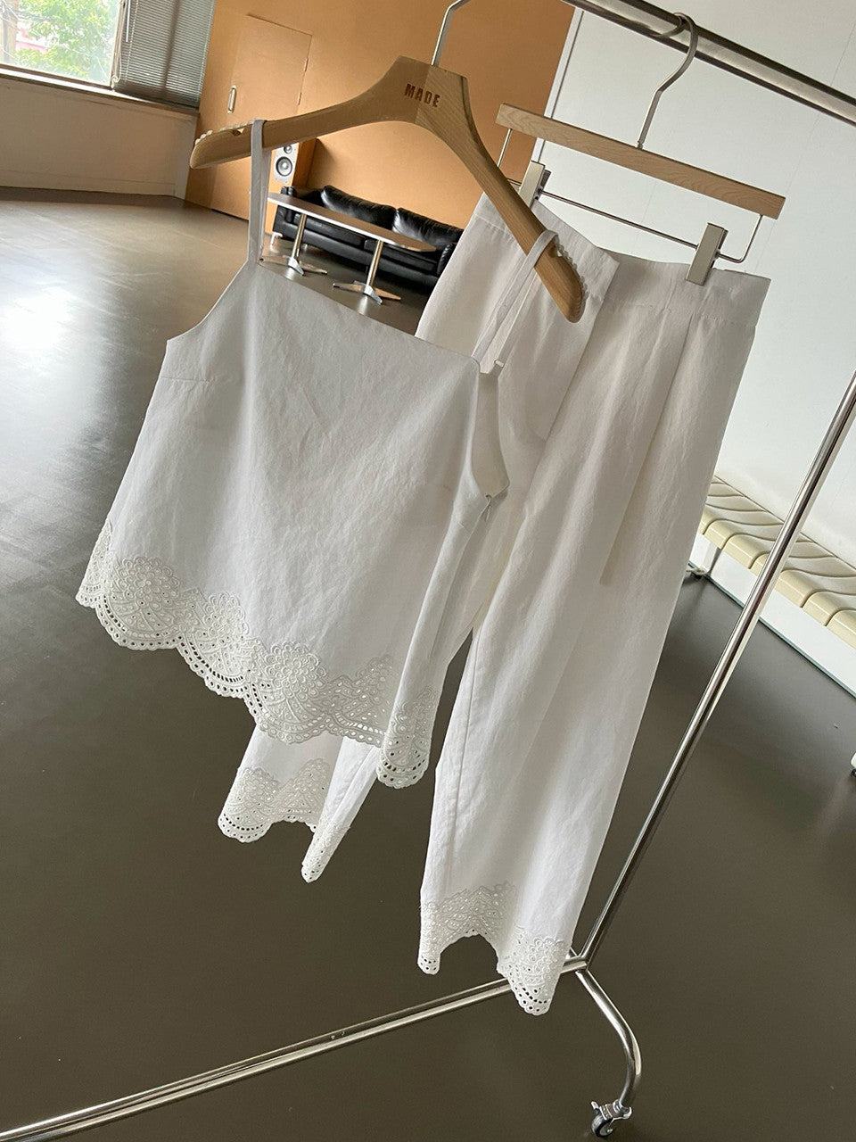 【A MA:DE】Punching Sleeveless blouse ( 2color )