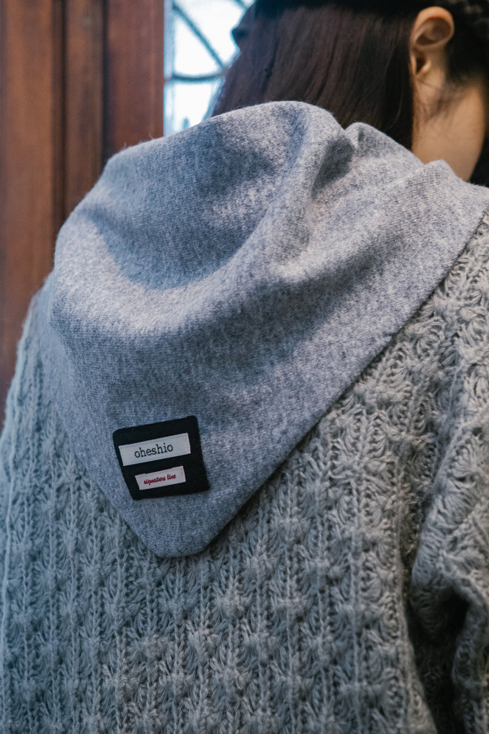 SIGNATURE LABEL KNIT SCARF, GRAY