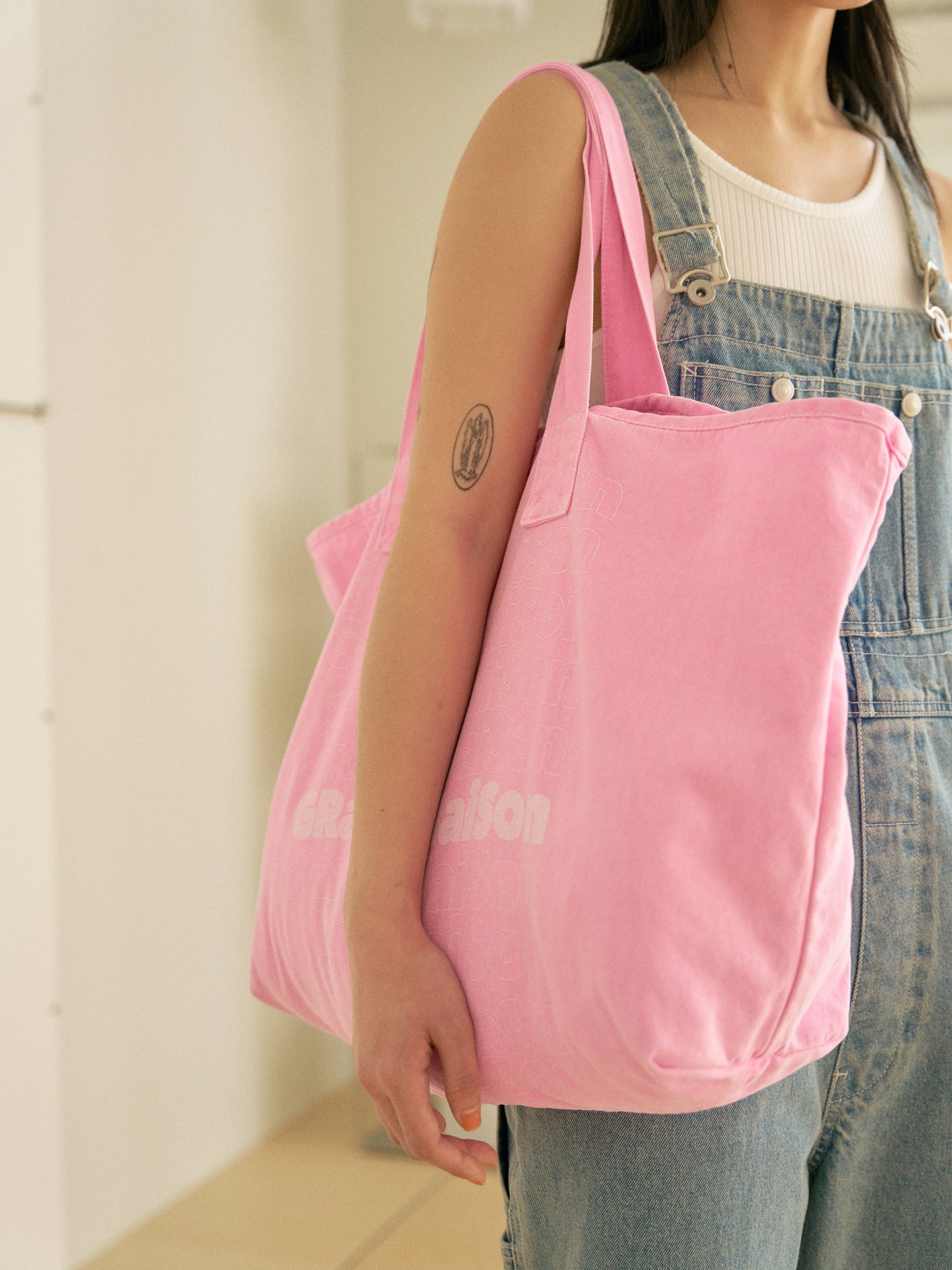 Pigment Lettering Shoulder Bag - Pink