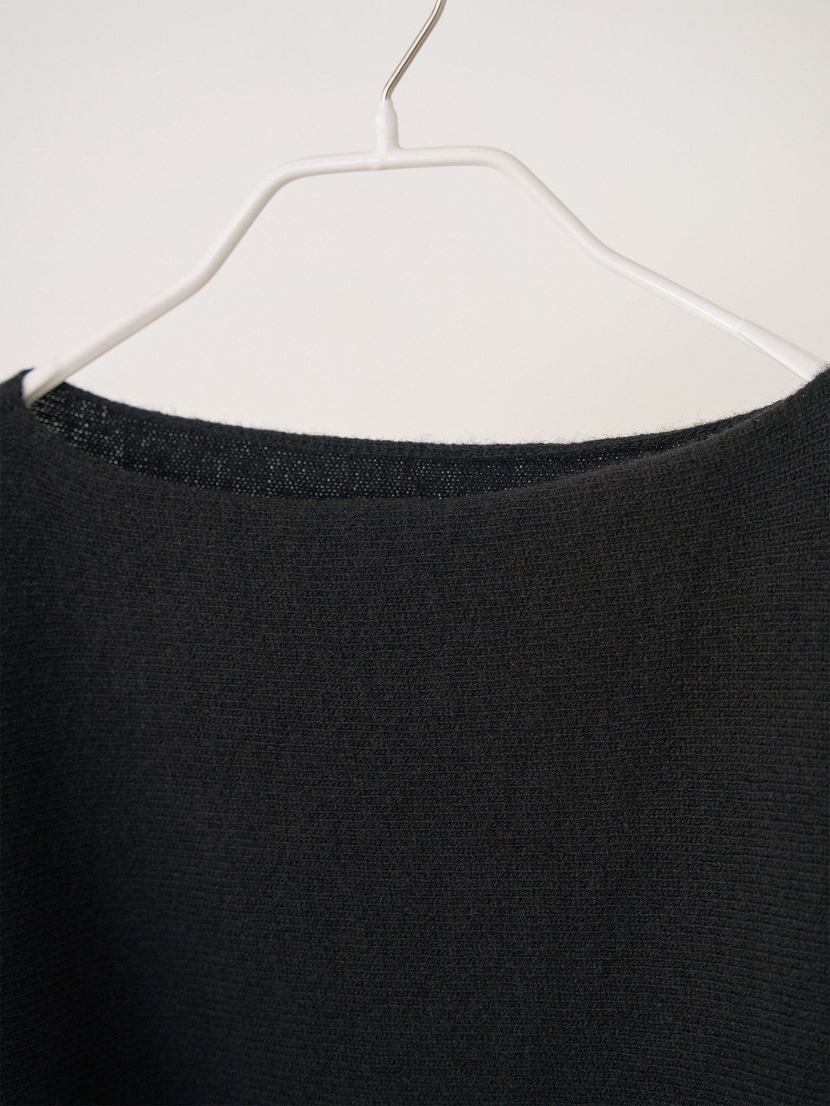 MARAN Unbalanced Boat Neck Pullover - Black 商品画像15/17