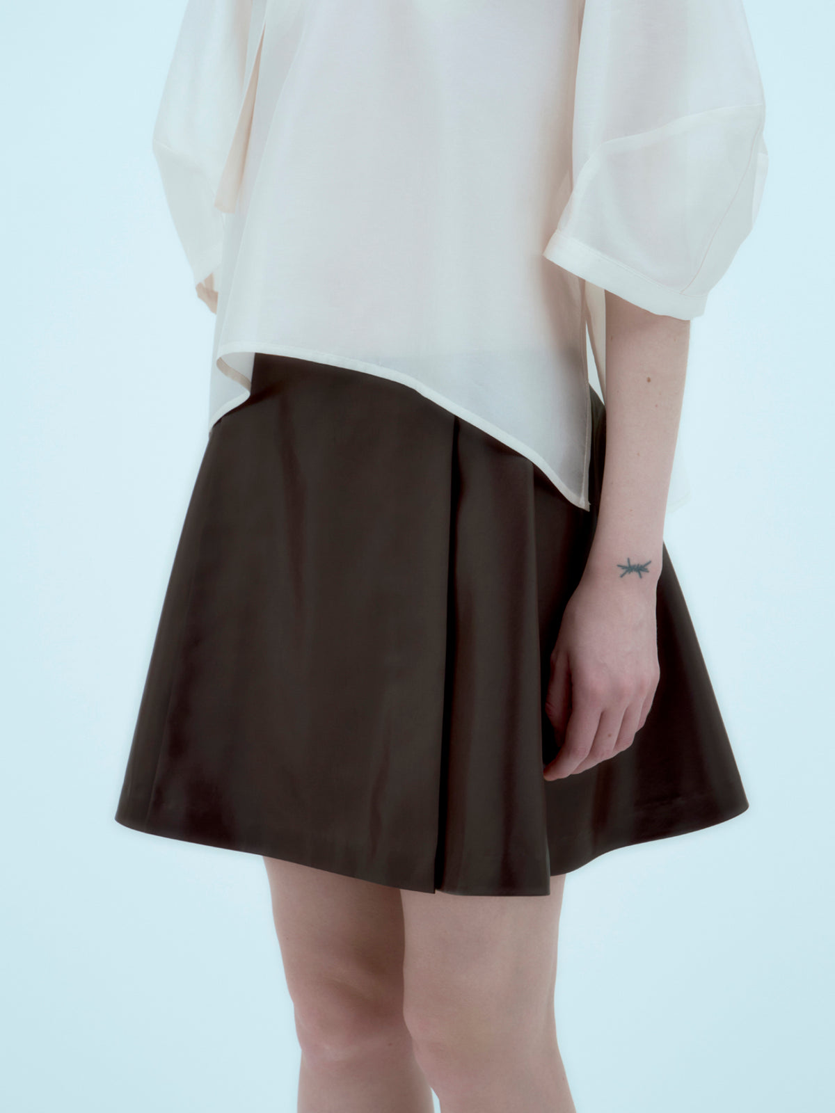 [ARIK.] [25SS] ALKES Panel flare skirt Umber Brown