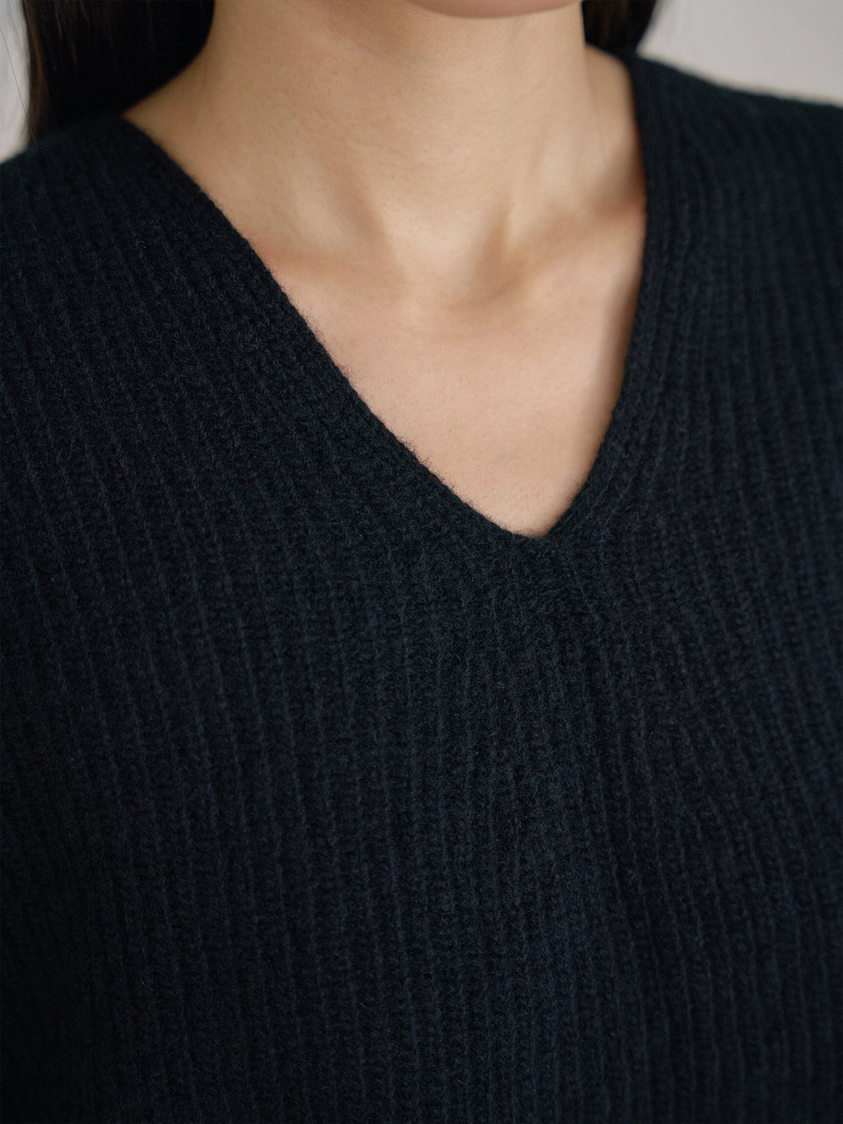 Wool V-neck Raglan Pullover - Black 9