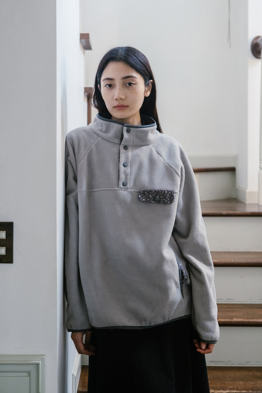 FLORAL CONTRAST FLEECE PULLOVER, GRAY
