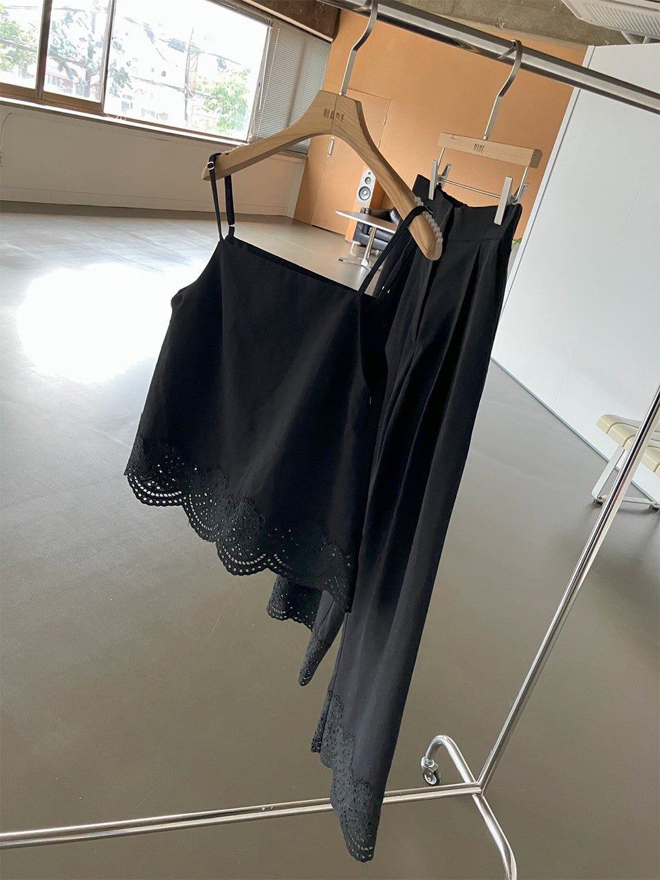 【A MA:DE】Punching Sleeveless blouse ( 2color )