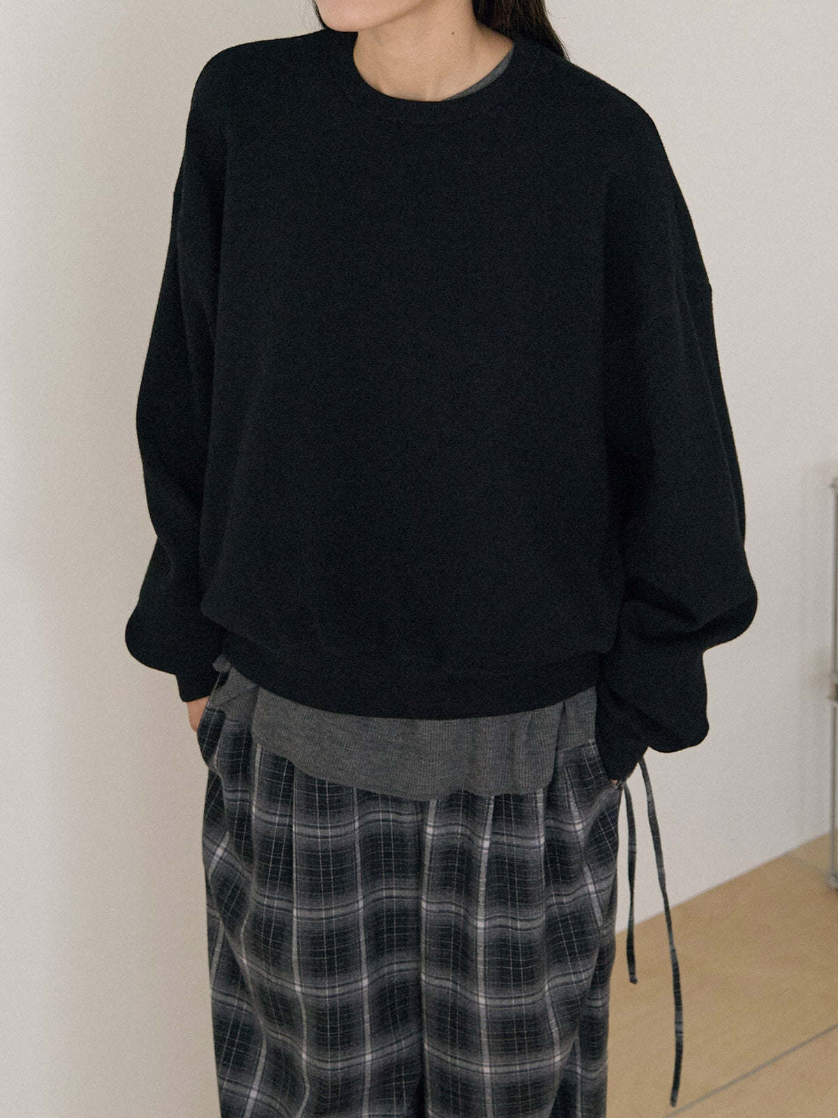 Ray Round Pullover - Black 1