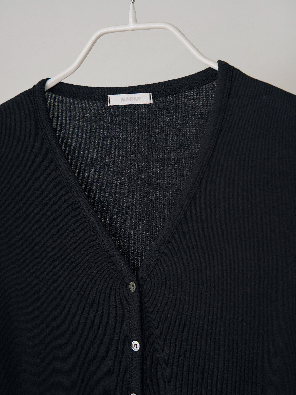 MARAN Wave V-neck Rib Cardigan - Black 商品画像19/21
