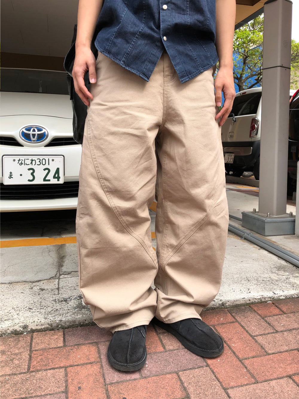 Near Curve Cut Cotton Pants