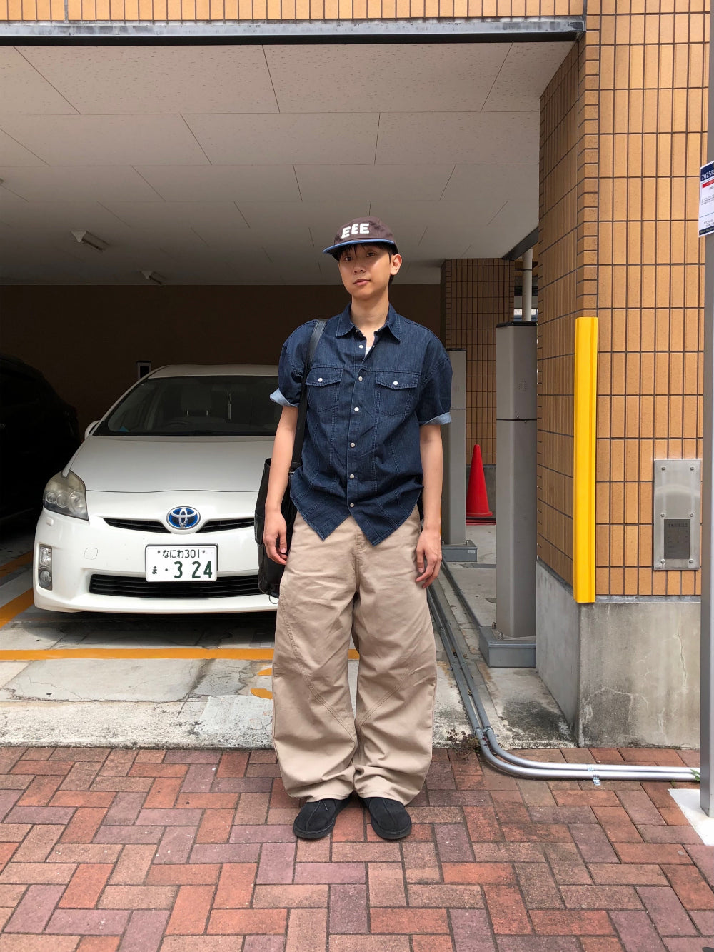 Near Curve Cut Cotton Pants