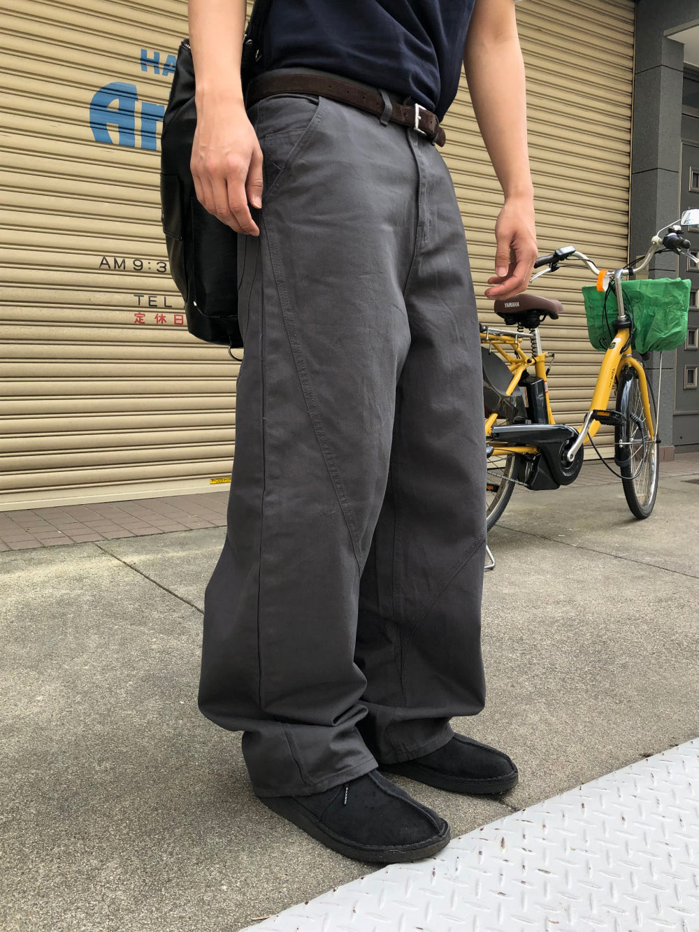 Near Curve Cut Cotton Pants