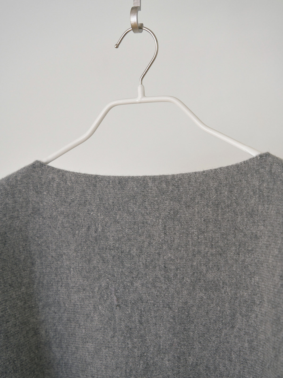 MARAN Unbalanced Boat Neck Pullover - Gray 商品画像17/19