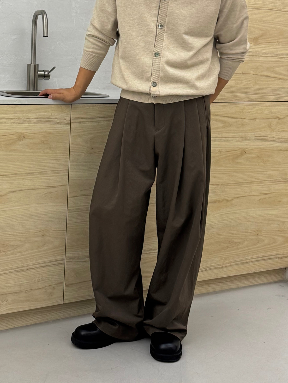 Two Tuck Wide Slacks BROWN front 1