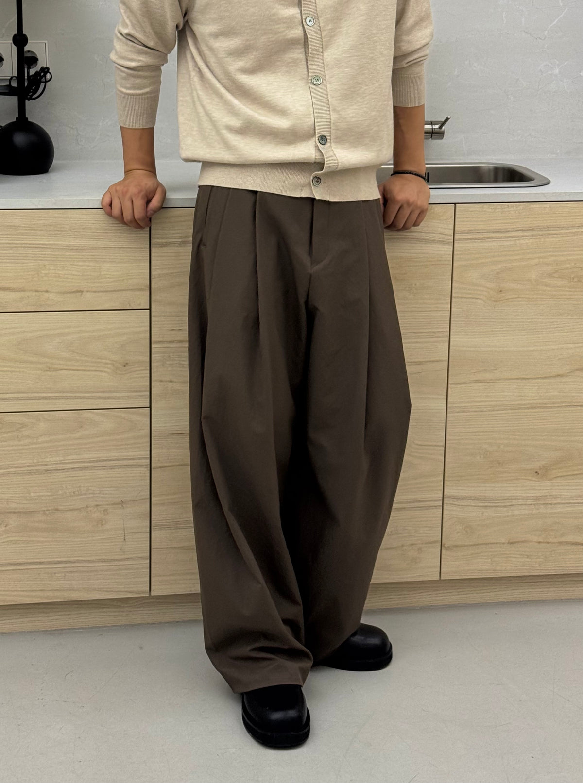 Two Tuck Wide Slacks BROWN front 2