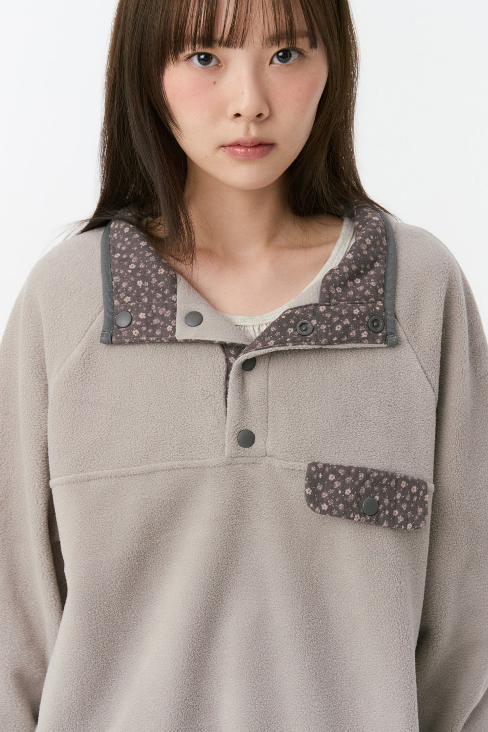 FLORAL CONTRAST FLEECE PULLOVER, GRAY