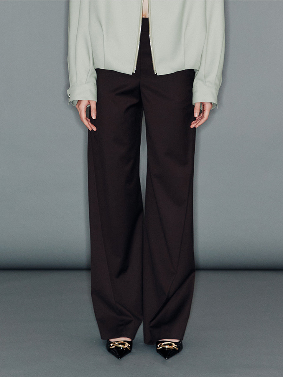 arik 美脚ストレートパンツ ツイストデザイン ディテール