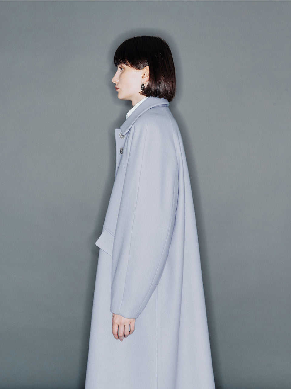 アリク Sabik ウールコート Frost Blue 着用イメージ