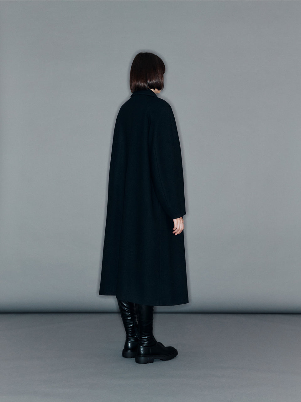 ARIK. ウールコート ブラック 背面シルエット｜オーバーサイズコート レディース