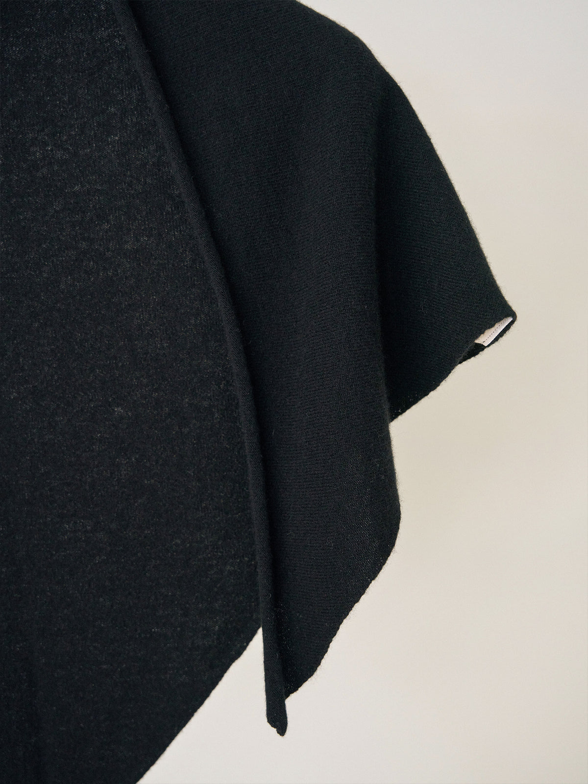 MARAN Triangle Scarf - Black 商品画像16/17