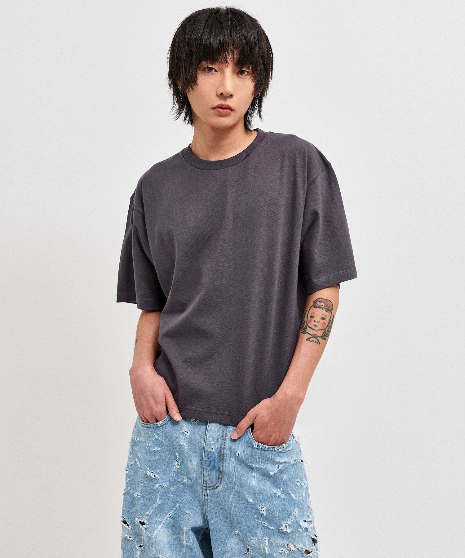 C Wear メンズクロップTシャツ チャコール 着用イメージ