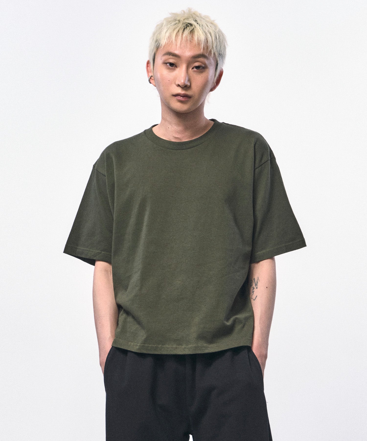 c wear メンズ クロップドtシャツ カーキ 全身フロントカット