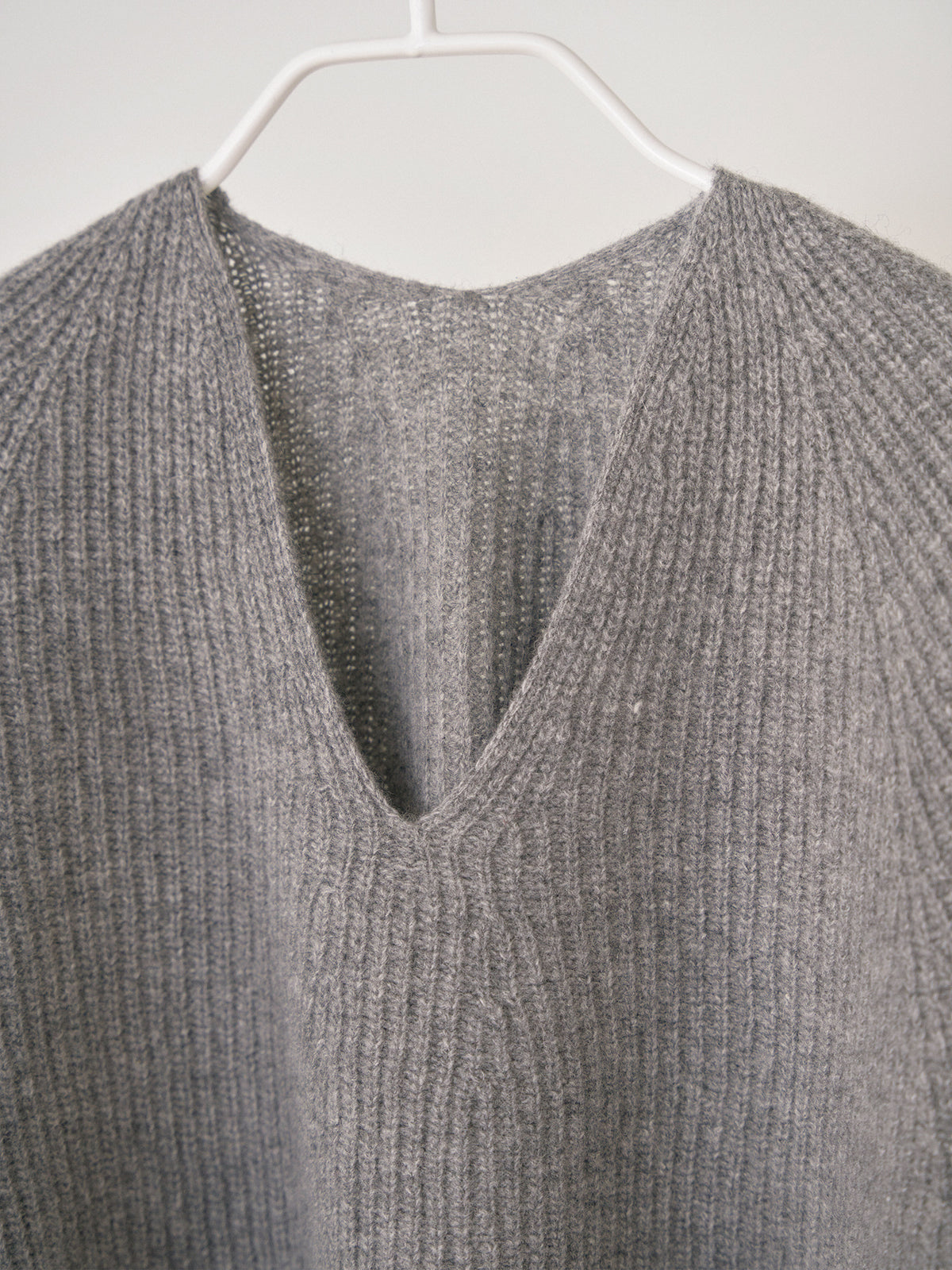 MARAN Wool V-neck Raglan Pullover - Gray 商品画像17/19