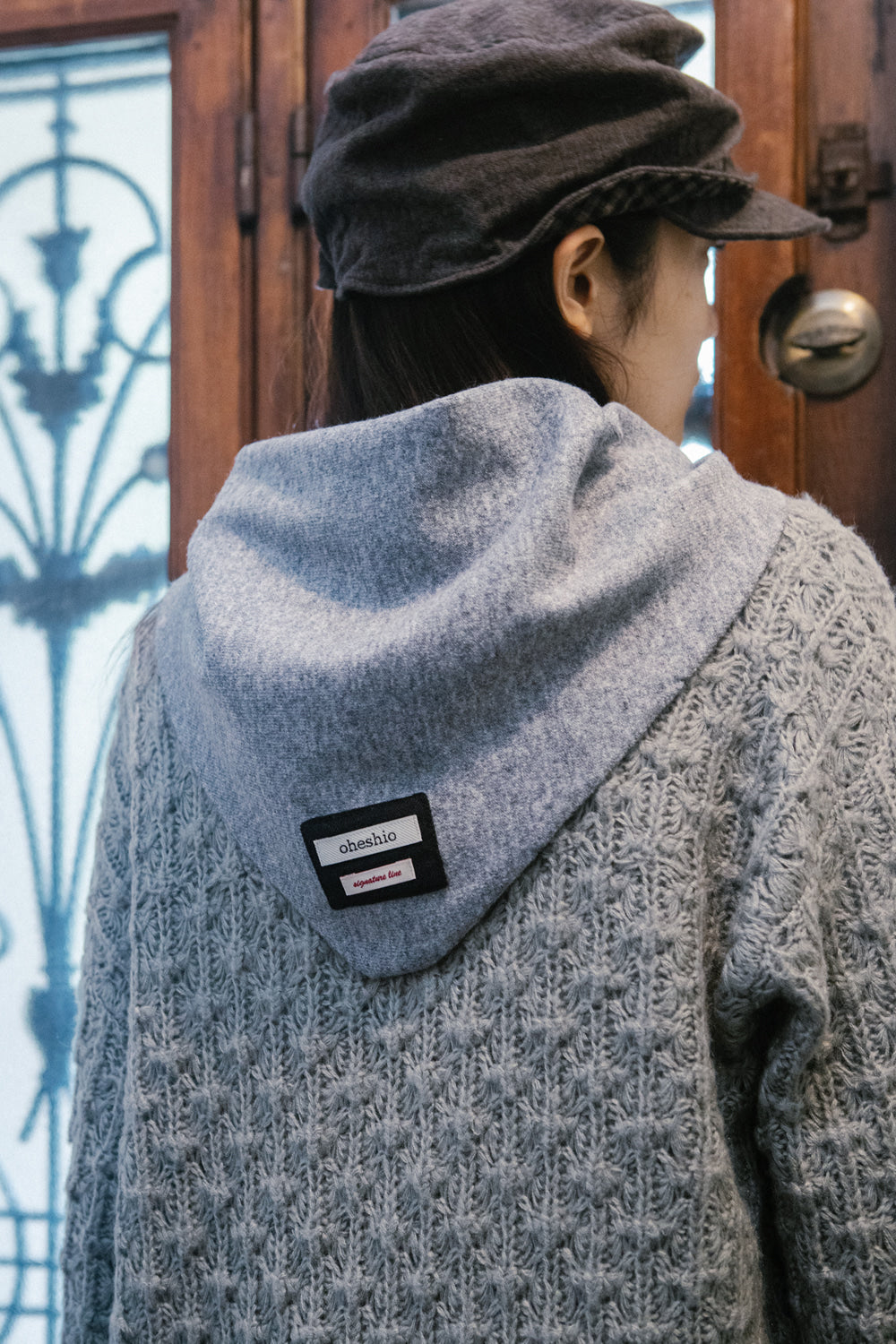 SIGNATURE LABEL KNIT SCARF, GRAY