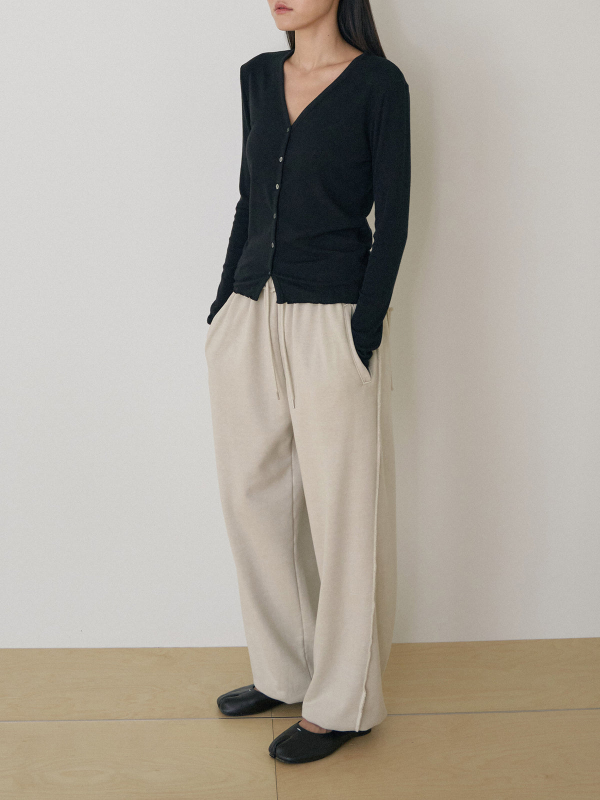 Wave V-neck Rib Cardigan - Black 6