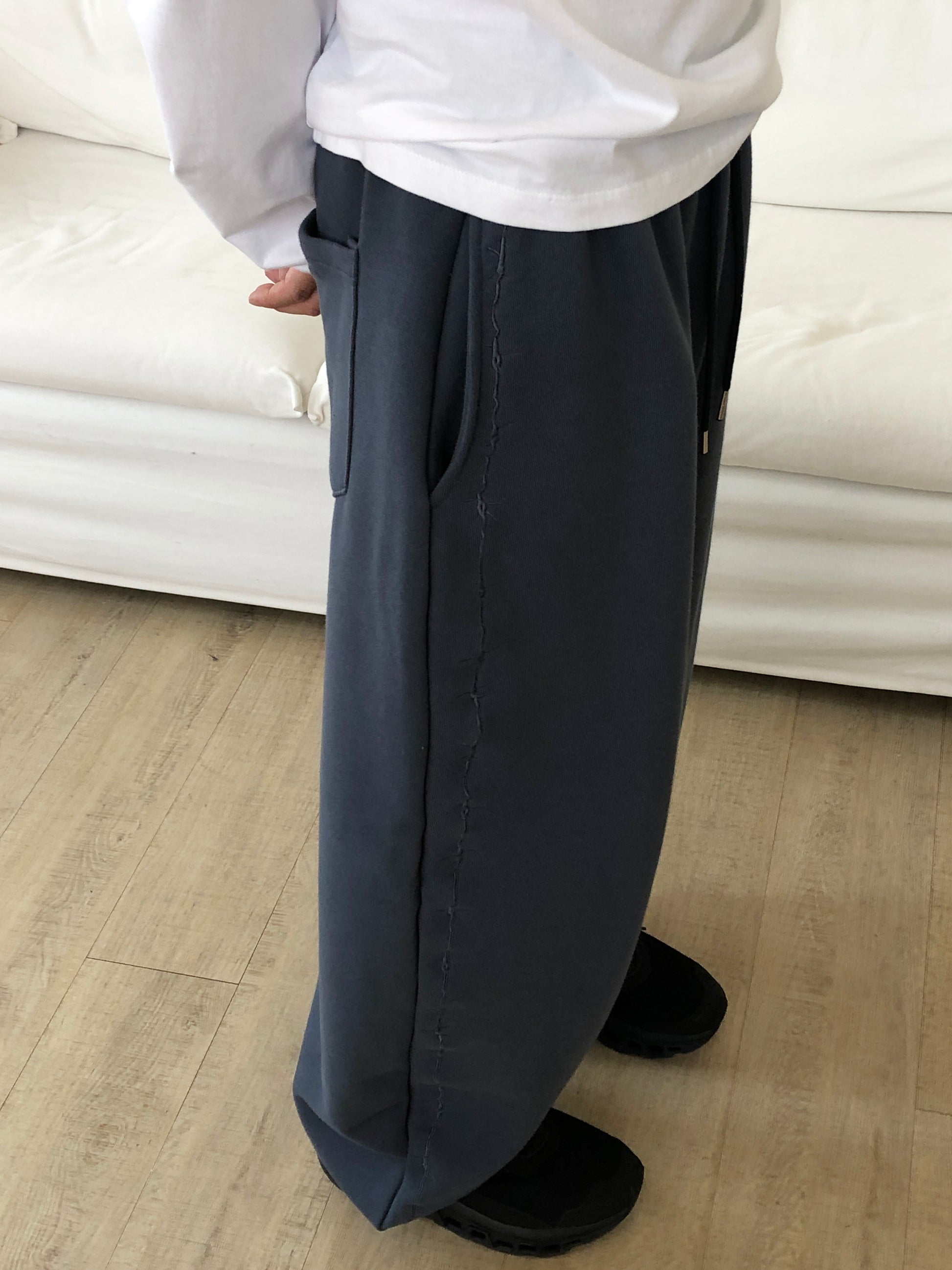 Chain Embroidery Wide Pants NAVY detail