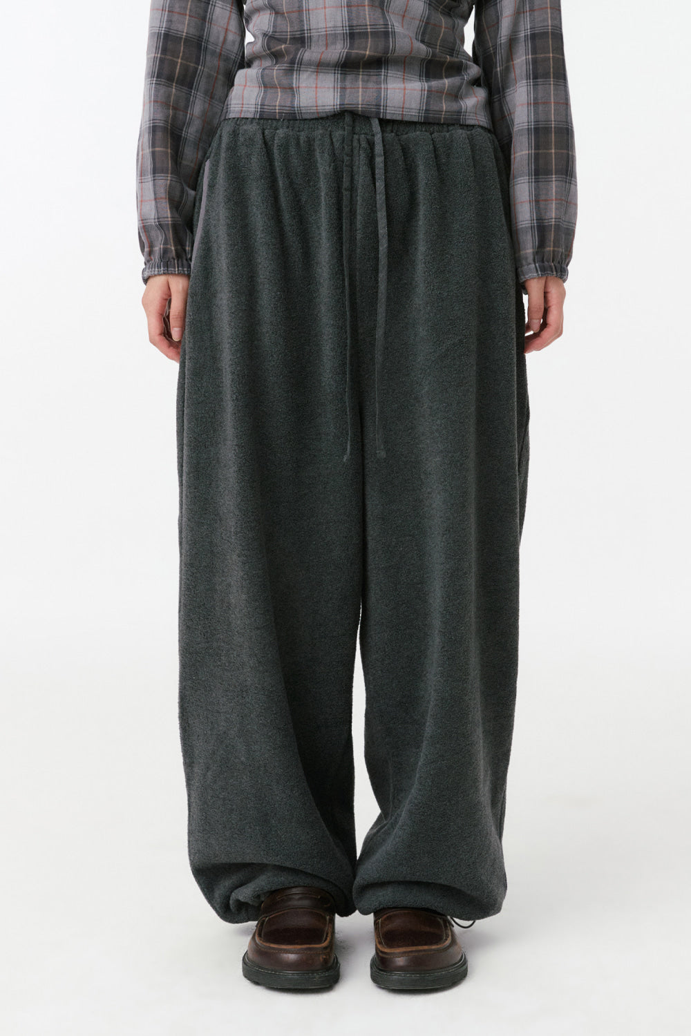 SIGNATURE EMBROIDERY FLEECE PANTS, CHARCOAL