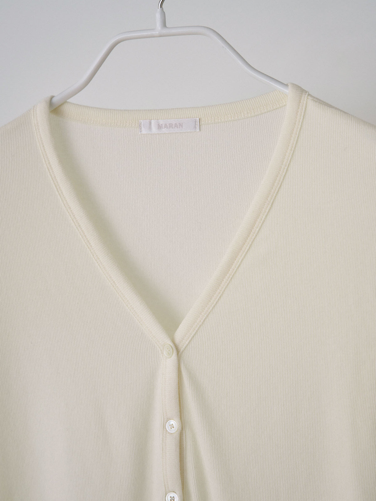 MARAN Wave V-neck Rib Cardigan - Cream 商品画像17/19