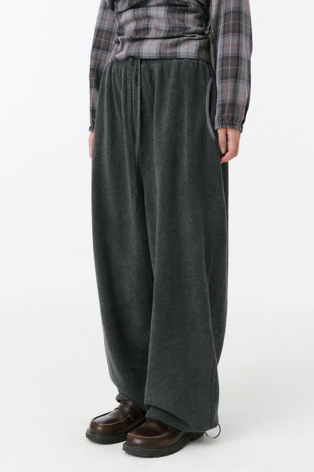 SIGNATURE EMBROIDERY FLEECE PANTS, CHARCOAL