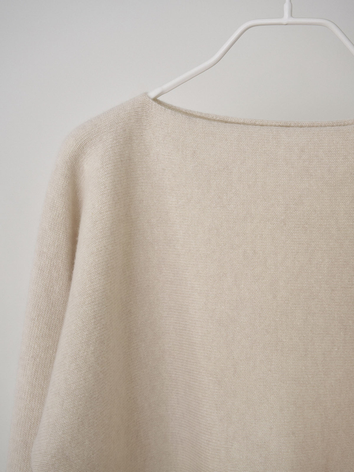MARAN Unbalanced Boat Neck Pullover - Oatmeal 商品画像17/19
