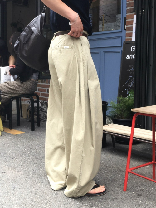Curved Balloon Wide Pants