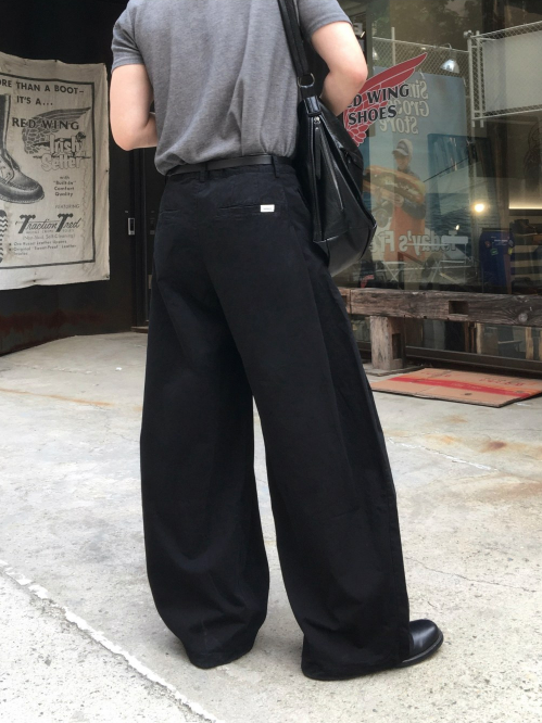 Curved Balloon Wide Pants