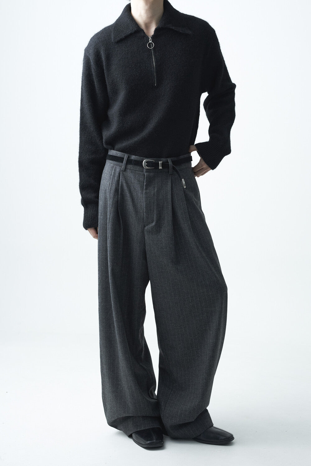 Stripe woolen pintuck slacks