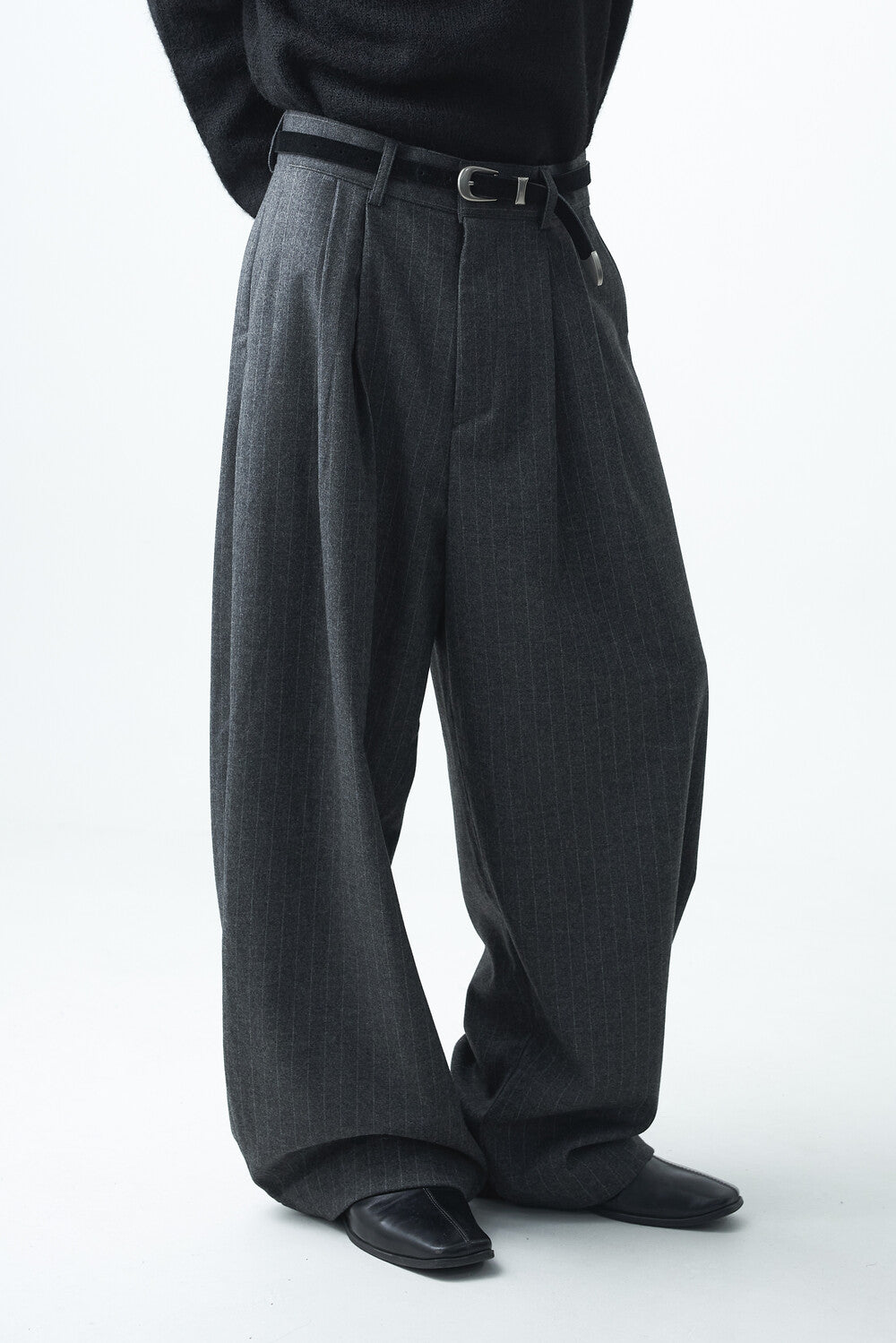 Stripe woolen pintuck slacks