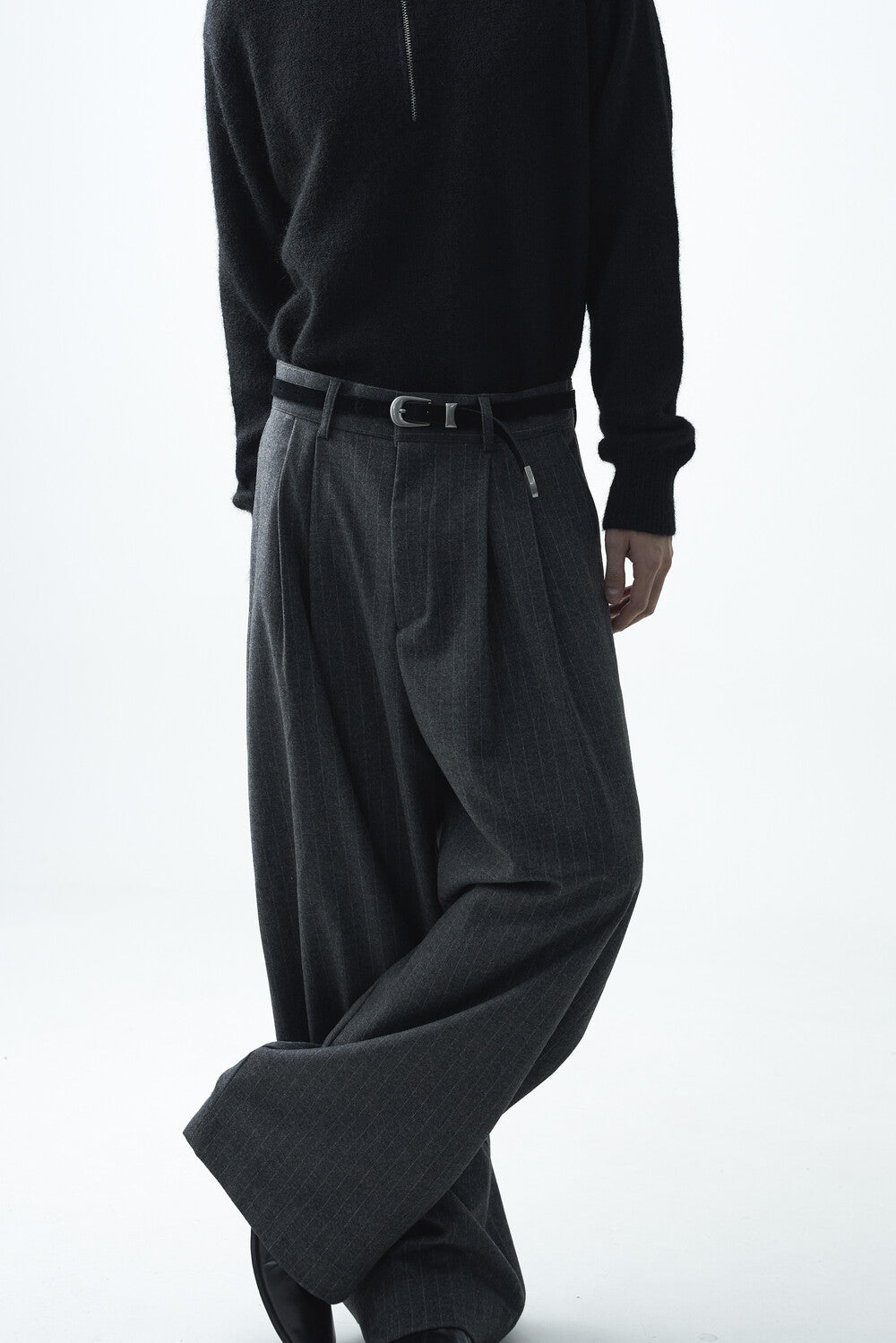 Stripe woolen pintuck slacks