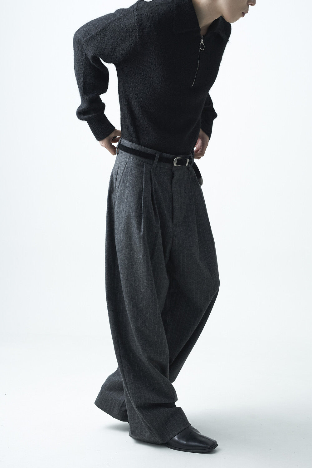 Stripe woolen pintuck slacks