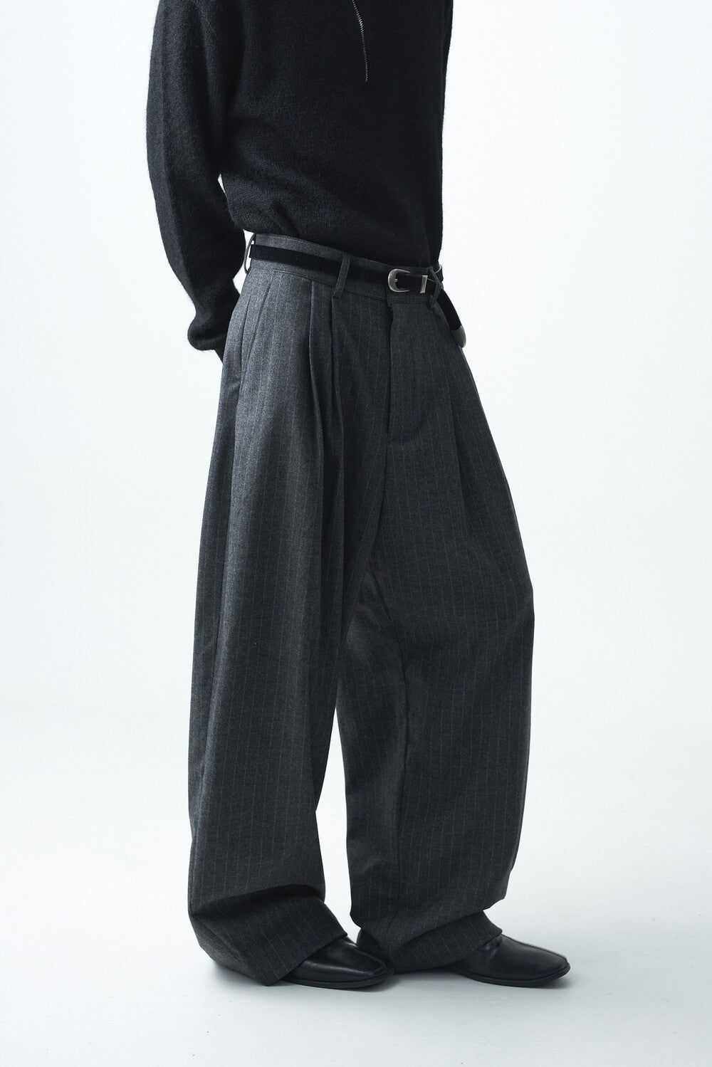 Stripe woolen pintuck slacks