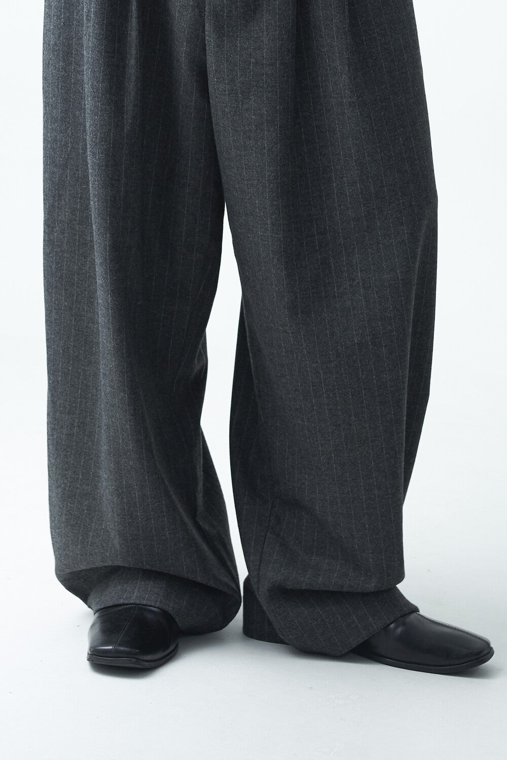 Stripe woolen pintuck slacks